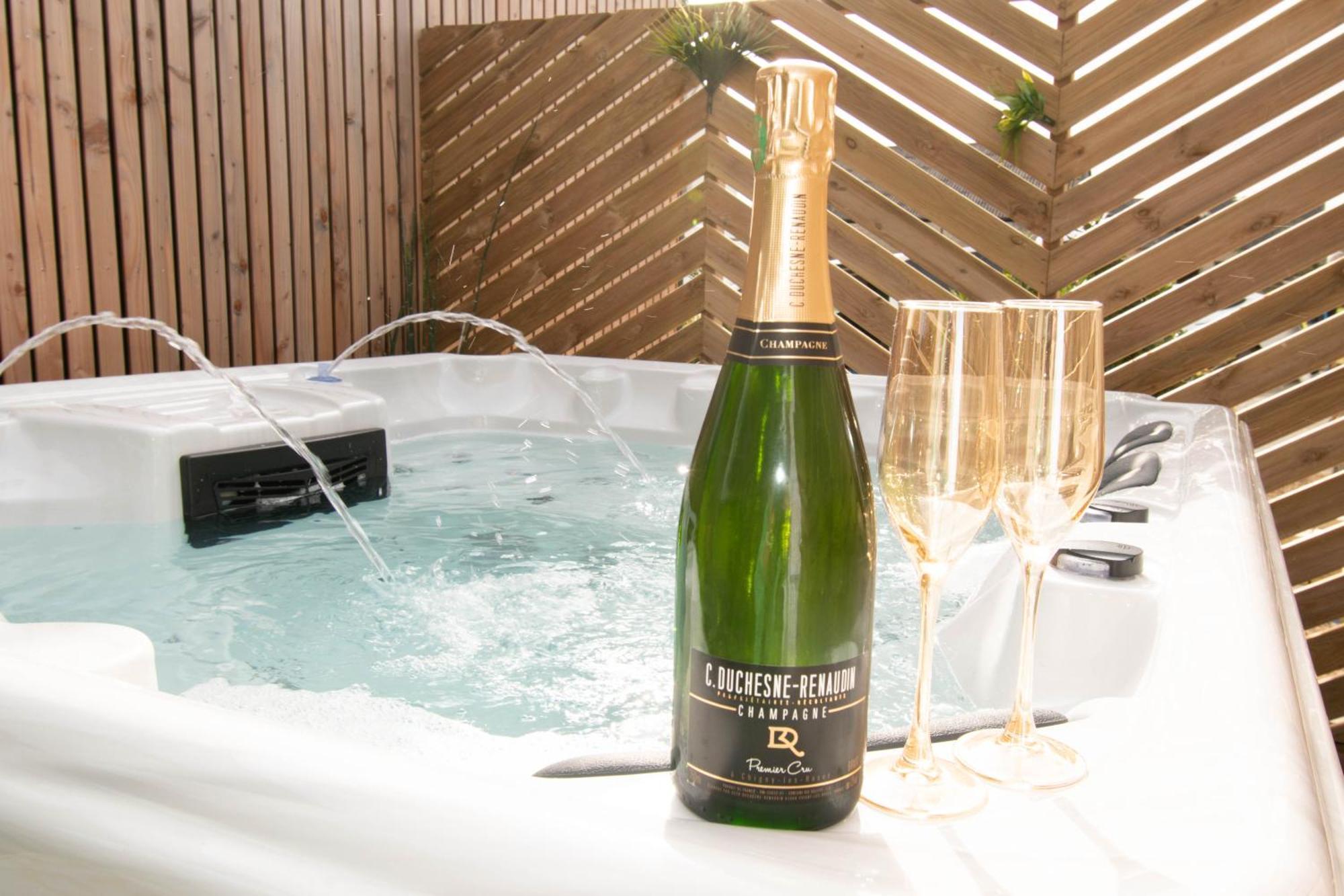 Studio Les 2 Fees - Jacuzzi - Deco Feerique Montfort-sur-Meu Bagian luar foto