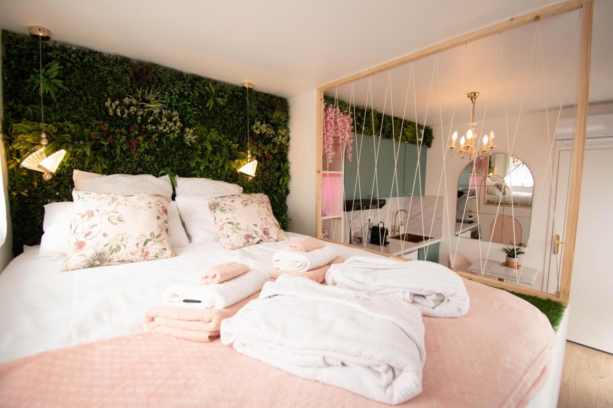 Studio Les 2 Fees - Jacuzzi - Deco Feerique Montfort-sur-Meu Bagian luar foto
