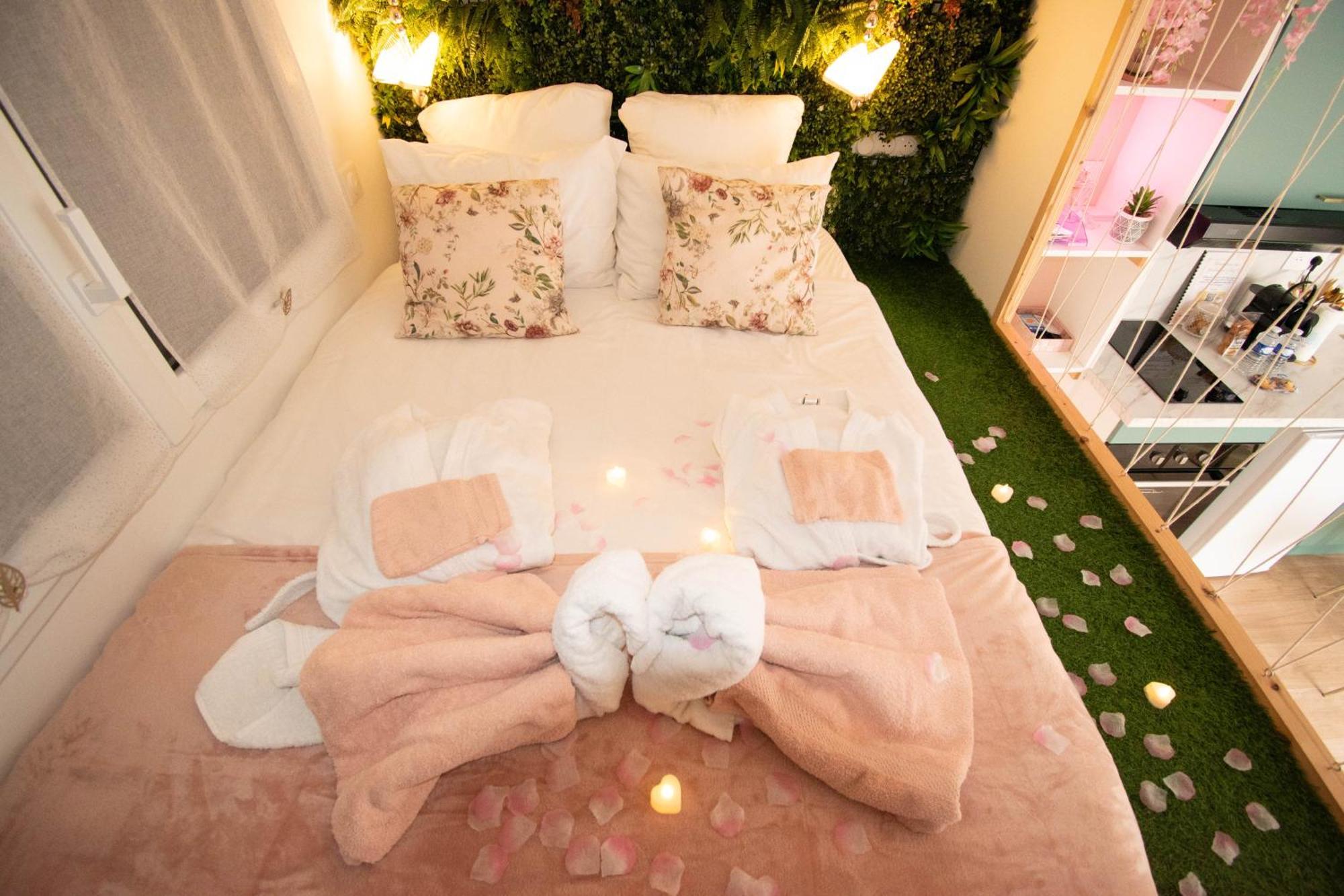 Studio Les 2 Fees - Jacuzzi - Deco Feerique Montfort-sur-Meu Bagian luar foto